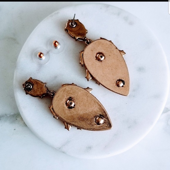 New Stud Red Crystal Antique Gold Earrings. - Picture 2 of 4